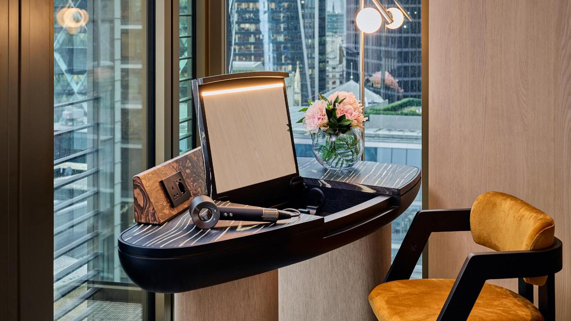 Отель Pan Pacific Лондон Экстерьер фото A vanity table with a built-in mirror